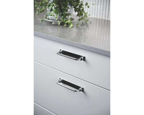 Skåpfront med lådor och moderna handtag