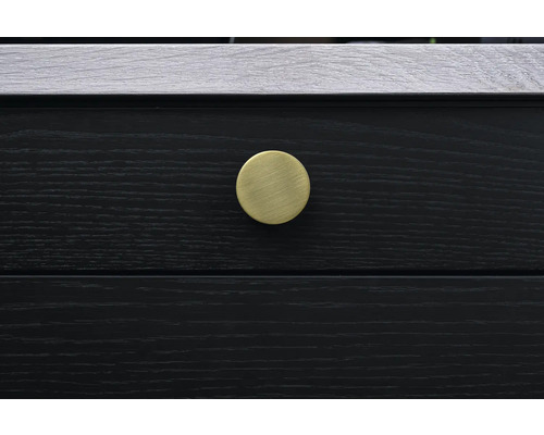 Detaljvy av en byrå med lådor och runt metallhandtag