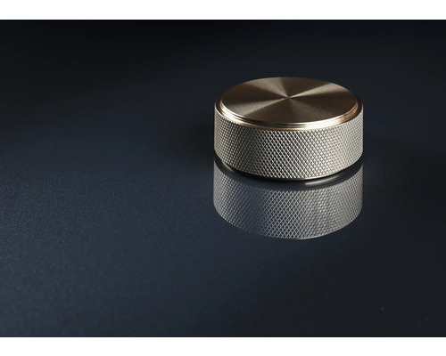 Metallknapp med räfflad yta