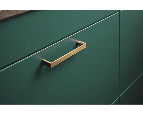 Detaljbild av ett köksskåp med ett rektangulärt handtag