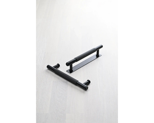 Två svarta möbelhandtag