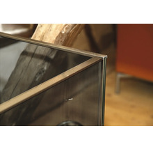 Detalj av en duschkabin med metallram och glasväggar