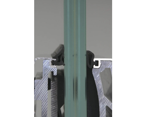 Detaljvy av fönsterglas med ramprofil