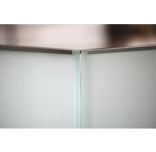 Detalj av en duschkabin med glaselement och metallram