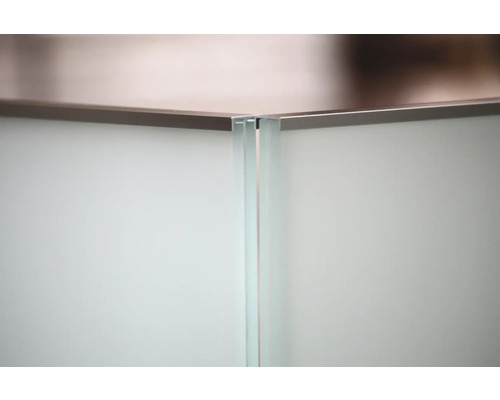 Detalj av en duschkabin med glaselement och metallram