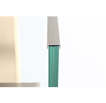 Detalj av en glasskiva med aluminiumprofil