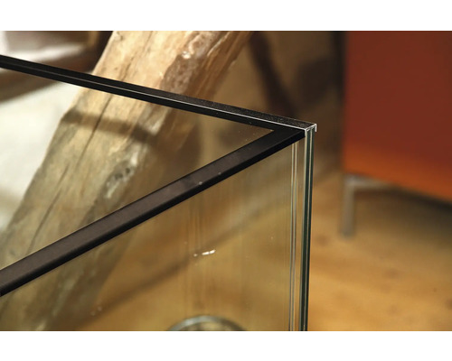 Detaljvy av ett akvarium med glas och svart ram