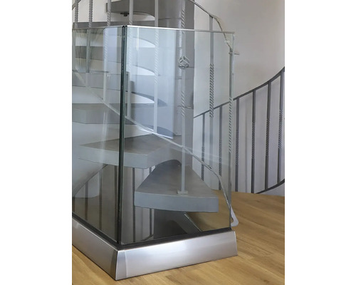 Trappa med glasräcke och metallsteg