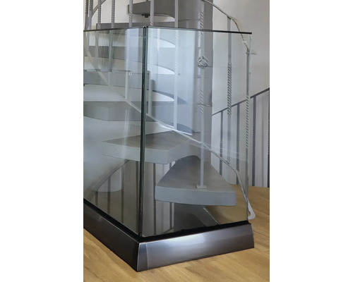 Spiraltrappa med glasräcke och metallram