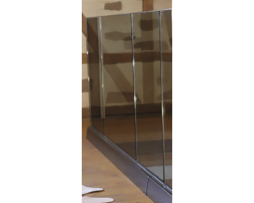 Glasräcke inomhus med metallram