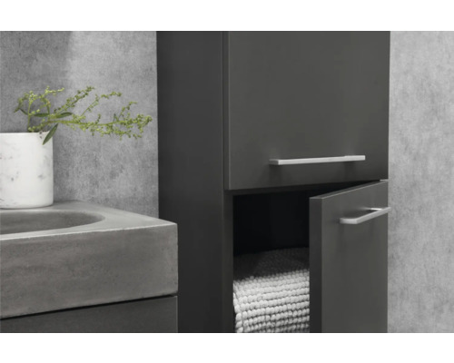 Badrum med tvättställ och badrumsskåp