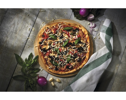 Pizza med grönsaker på ett träbord