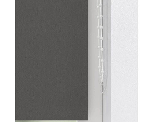 Grå rullgardin med manöverkedja