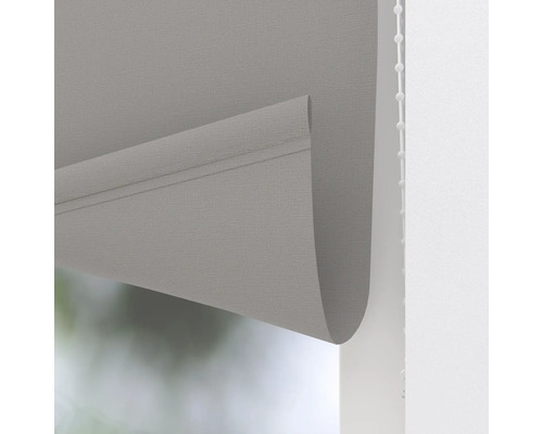 Grå rullgardin med kedjemekanism för fönsterdekoration