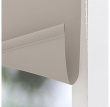 Närbild av en rullgardin med kedjedrag som fönsterdekoration