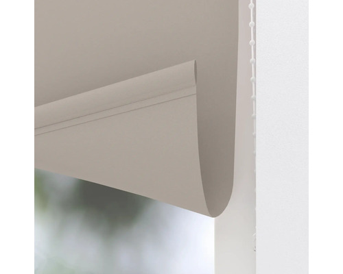 Närbild av en rullgardin med kedjedrag som fönsterdekoration