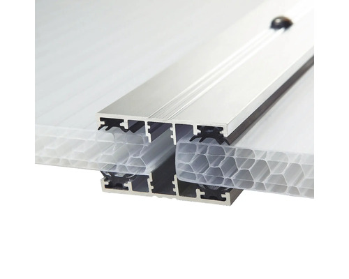 Detaljbild av en aluminiumskarvprofil för kanalplastskivor