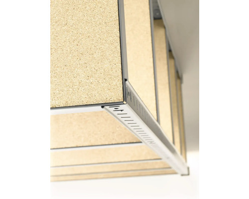 Närbild av en hylla med träskivor och metallram