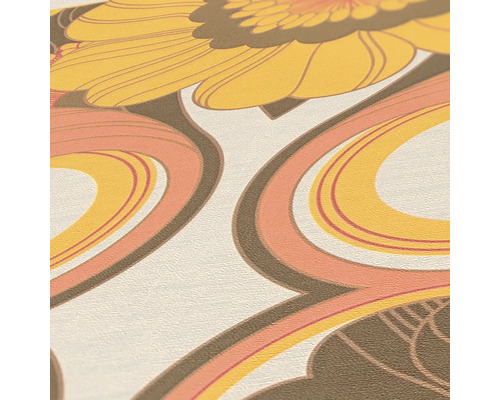 Närbild av en tapet med blommönster och retrodesign