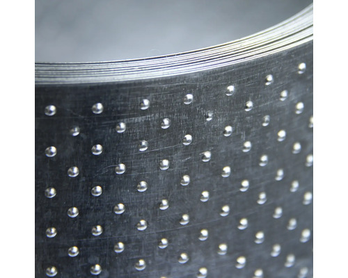 Metallband med noppstruktur, närbild