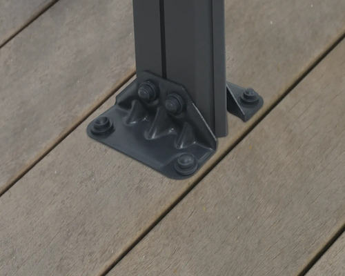 Detaljvy av en paviljongstolpe med fotfäste på ett trädäck