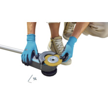 Stålborsthuvud för Gardena batteridriven fogrensare i bruk