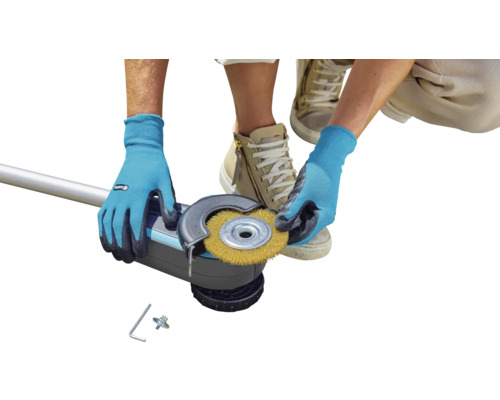 Stålborsthuvud för Gardena batteridriven fogrensare i bruk