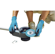 Person monterar borstfäste på en fogrengörare