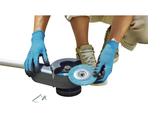 Person monterar borstfäste på en fogrengörare