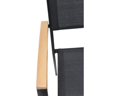 Detaljvy av en trädgårdsstol med träarmstöd och svart sits.