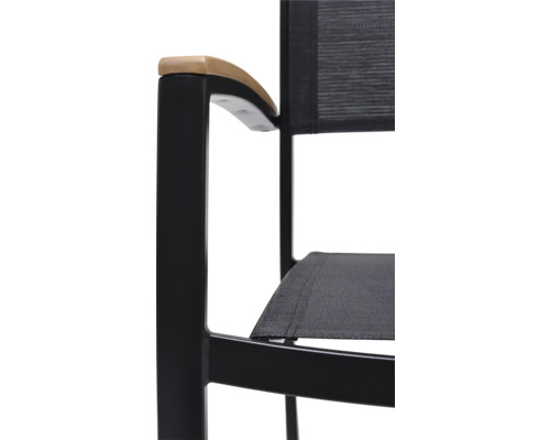 Detaljvy av en trädgårdsstol med träarmstöd och svart ram