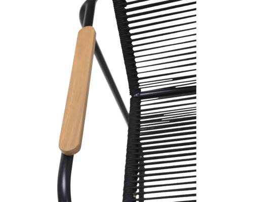 Detaljvy av en fåtölj med träarmstöd och en sits av svarta rep