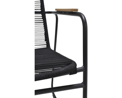 Detaljvy av en svart stol med träarmstöd