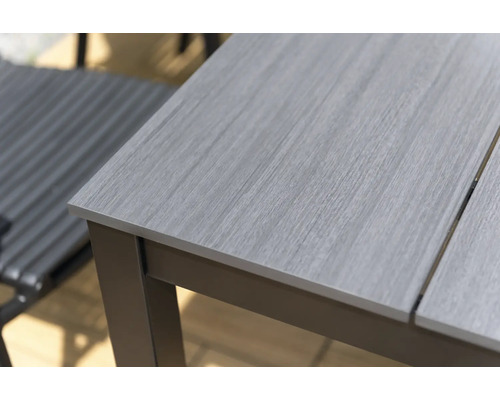 Detaljbild av en trädgårdsbordsskiva med trästruktur