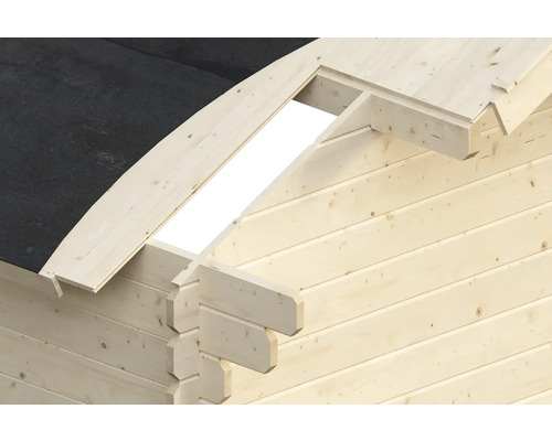 Detaljvy av ett trädgårdshus i trä med tak och takfönster