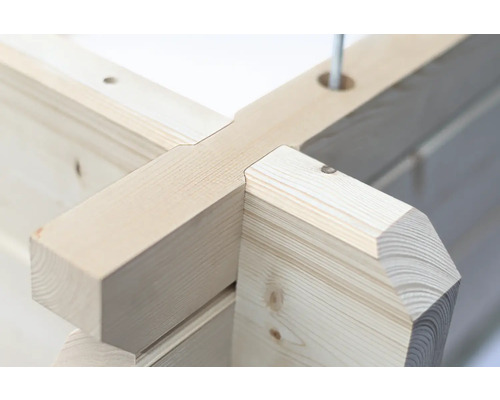 Detaljvy av en träkonstruktion med hörnförband.