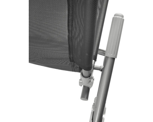 Detaljbild av en solstol med textilklädsel och metallram