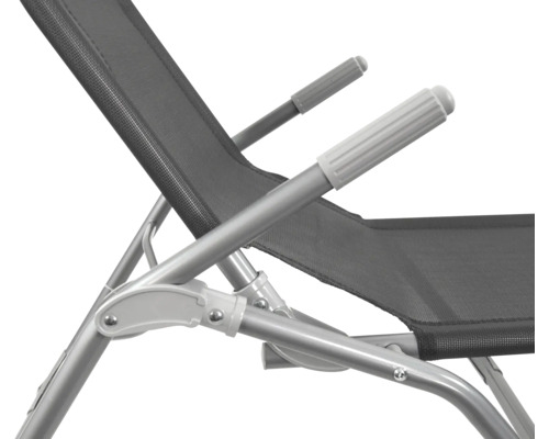 Detaljvy av en trädgårdsstol med aluminiumram och textilklädsel