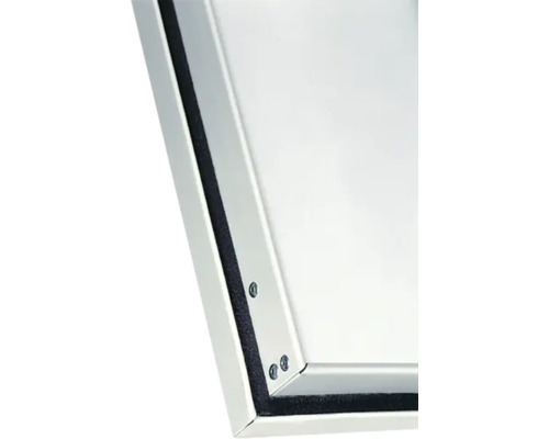 Detaljvy av en aluminiumfönsterram med tätning