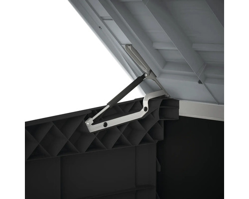 Detaljvy av en öppen redskapsbod med gasfjäder