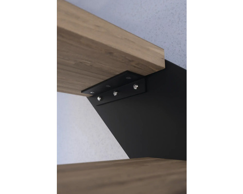 Detaljvy av en vägghylla med svart fäste och trähyllor
