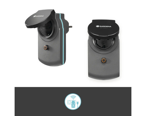 Två Gardena Smart strömadaptrar med uppfällbart lock och symbol för smart styrning