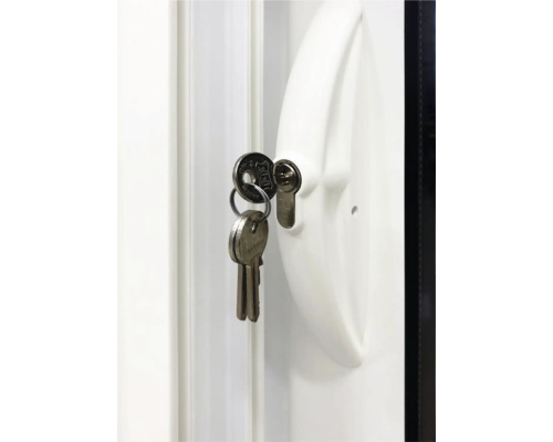 Nyckel i låset på en dörr