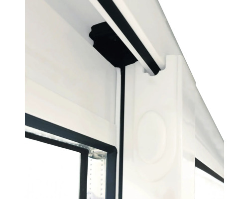 Detaljvy av en skjutdörr med styrskena och tätning