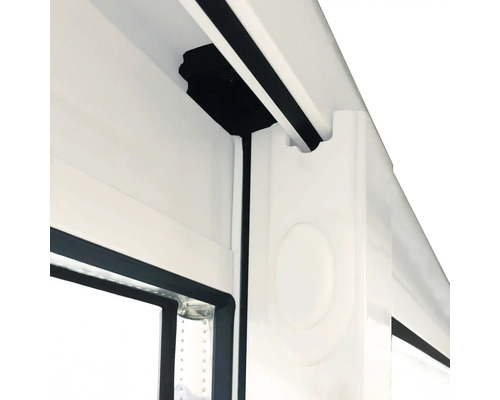 Detaljbild av en vit skjutdörr med svart tätning