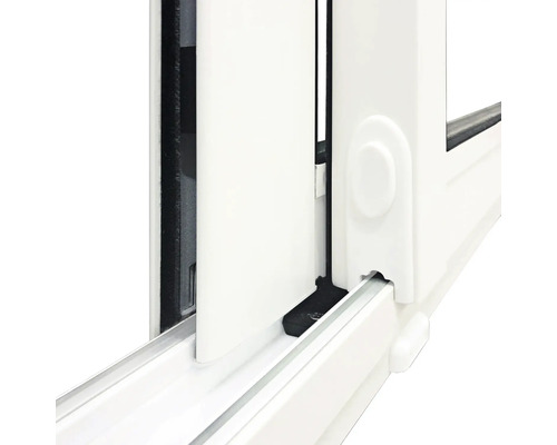 Detaljvy av ett vitt skjutfönster med styrskena