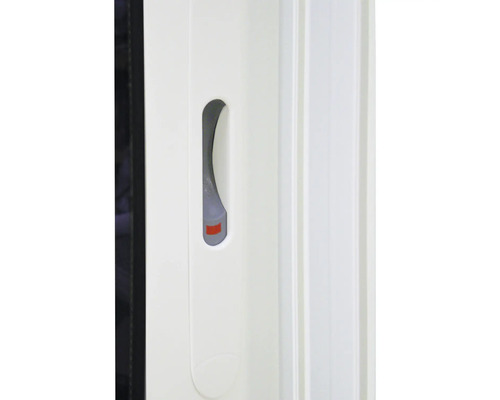 Detaljbild av ett vitt fönsterhandtag med lås