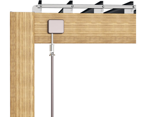 Detaljvy av persiennupphängning på en träkonstruktion