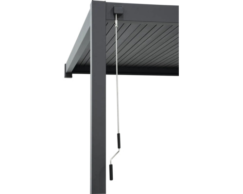 Detaljvy av en grå lamellpergola med handvev för lamelljustering.