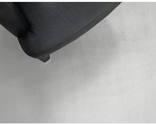 Detaljbild av en svart möbel med en enda fot.